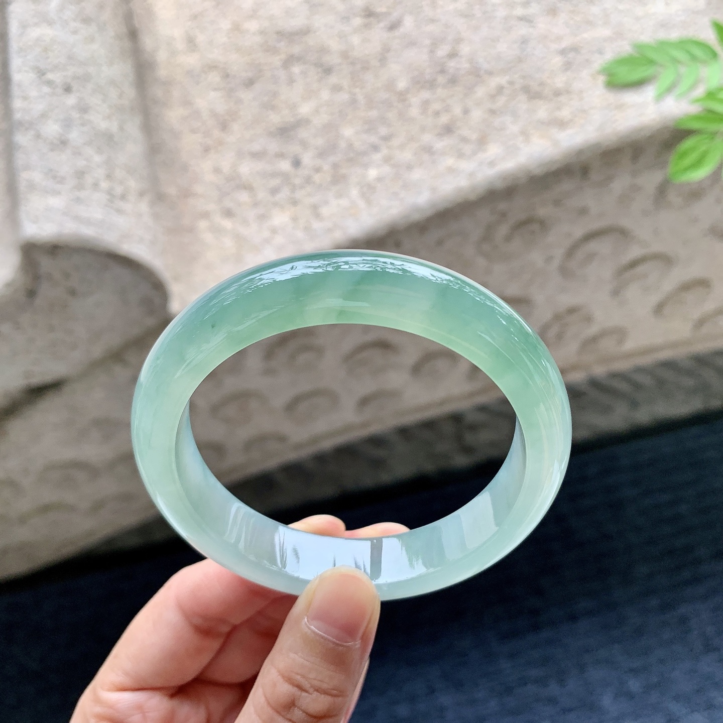正圈58 59 圈口58.2/12.5/8.5 编码Q5090725 糯冰飘绿，水润，种老，细腻，打灯有棉线