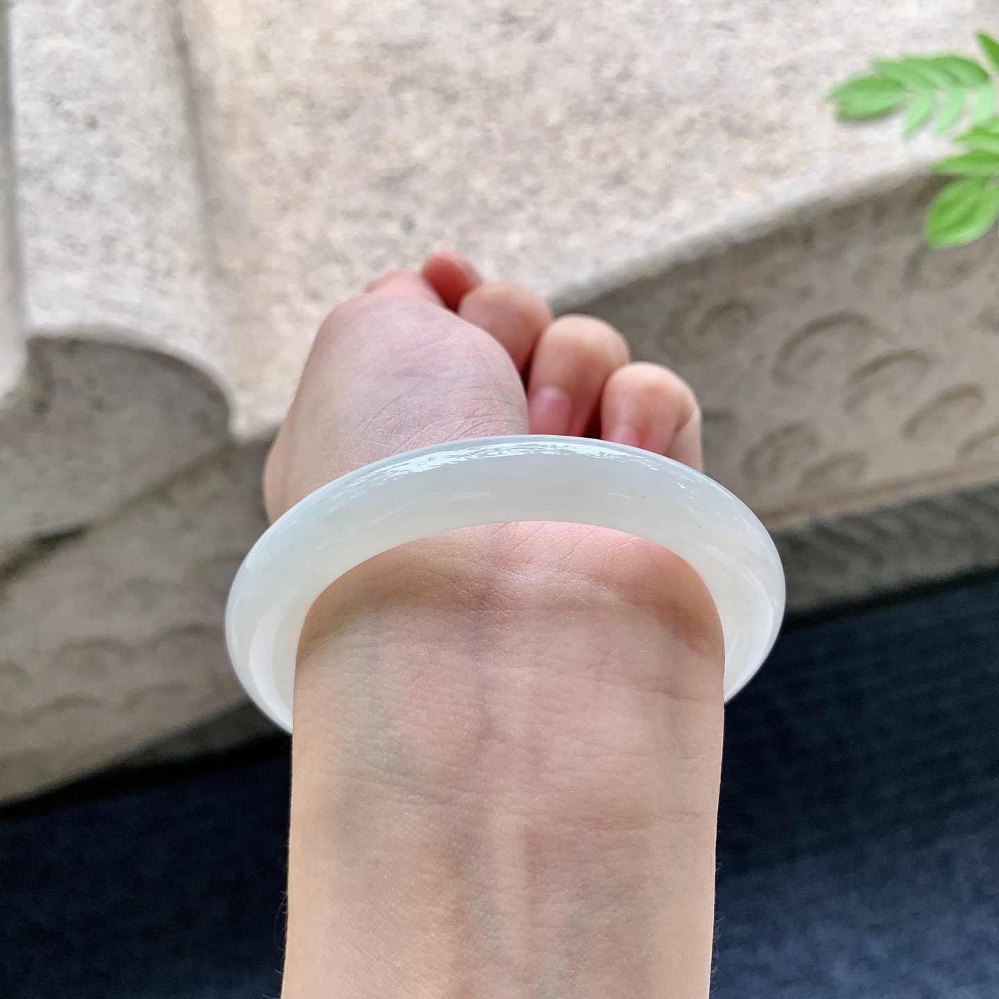 圆条51 52 圈口52.2/9.5/9.4 编码B2090716 细糯底色，水润，种老，细腻，有纹线
