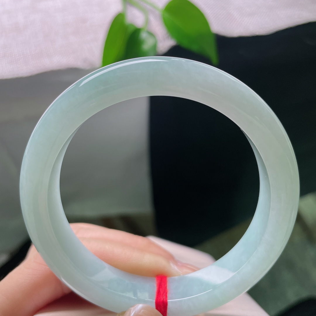 58/12.2/8.9，蓝底正圈，无裂，似山间清晨薄雾凝于玉身，色调清雅，自带宁静悠远的氛围感。ss