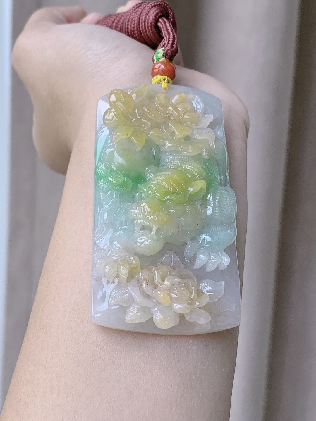 【裸石】冰黄加绿生肖虎牌下山虎牌吊坠 【说明】缅甸 性比高 超厚 飘黄翡 【尺寸】70.7-38-15 【重量】77.7克