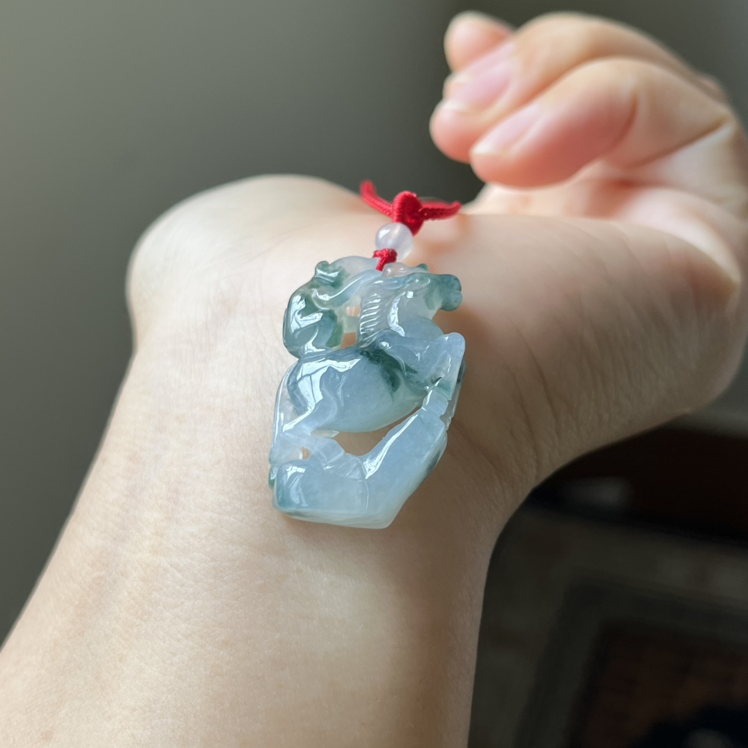 冰种飘花马上封侯吊坠，种水好，无裂，尺寸31.2×19.8×7.7