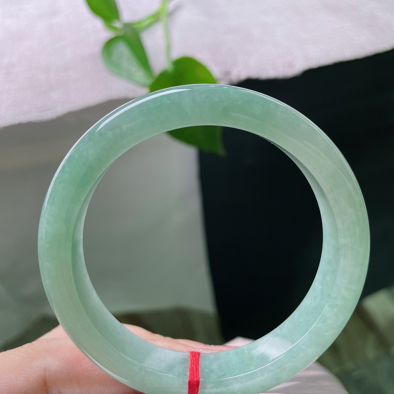 秒杀，57.8/12.9/8.6，绿底正圈，无裂，简约素圈款式，干净素雅，褪去浮华，举手投足清爽舒适