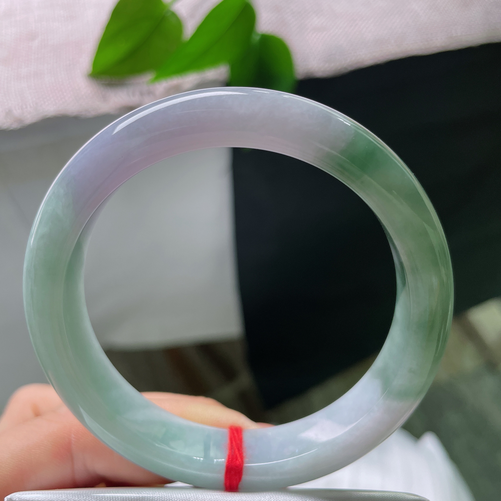 秒杀，57.5/11.9/8.8，油青正圈，上手沉静雅致，既有清浅的温柔，又有浓翠的韵味，尽显东方玉