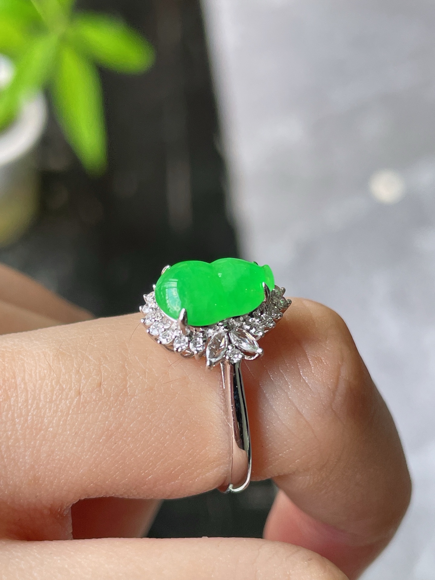 18k金钻豪镶冰阳绿葫芦戒指, 裸石10.5-7.5-3mm S16
