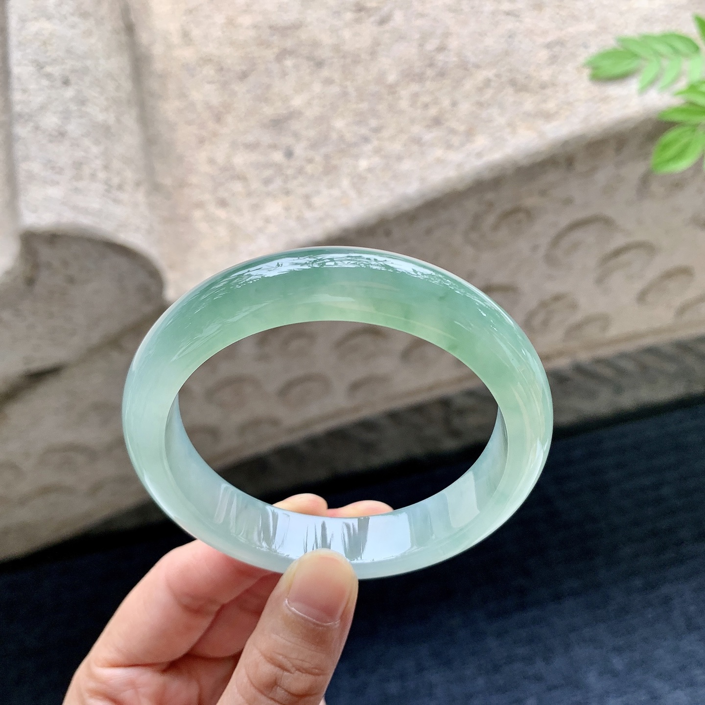 正圈58 59 圈口58.2/12.5/8.5 编码Q5090725 糯冰飘绿，水润，种老，细腻，打灯有棉线
