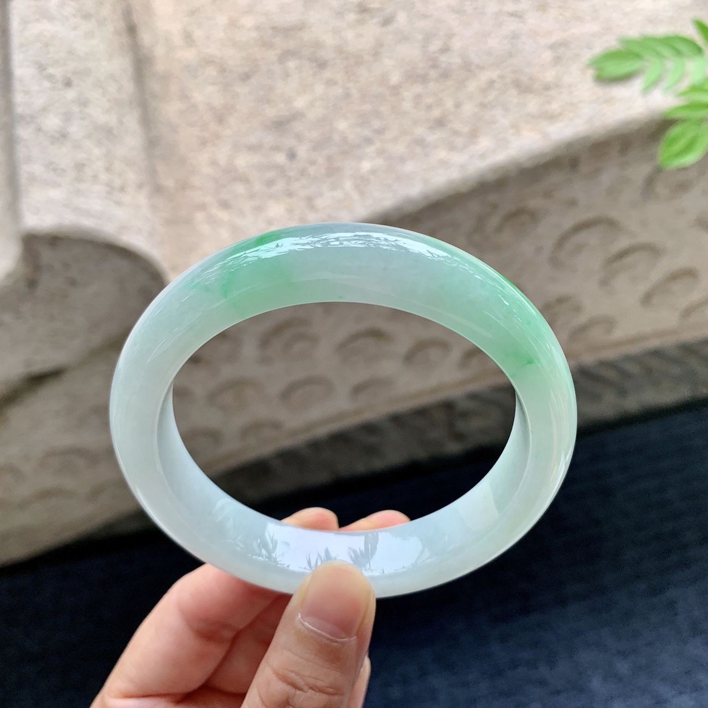 正圈58 59 圈口59.8/12.5/9 编码T1090710 细糯飘绿，水润，种老，细腻，打灯有棉线