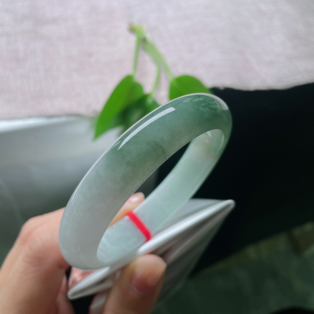 57.5/13/8.2，油青正圈，一点皮纹，半山半水平安镯，一镯藏山水，绿白相映，清润雅致，意境悠远。ss59015a