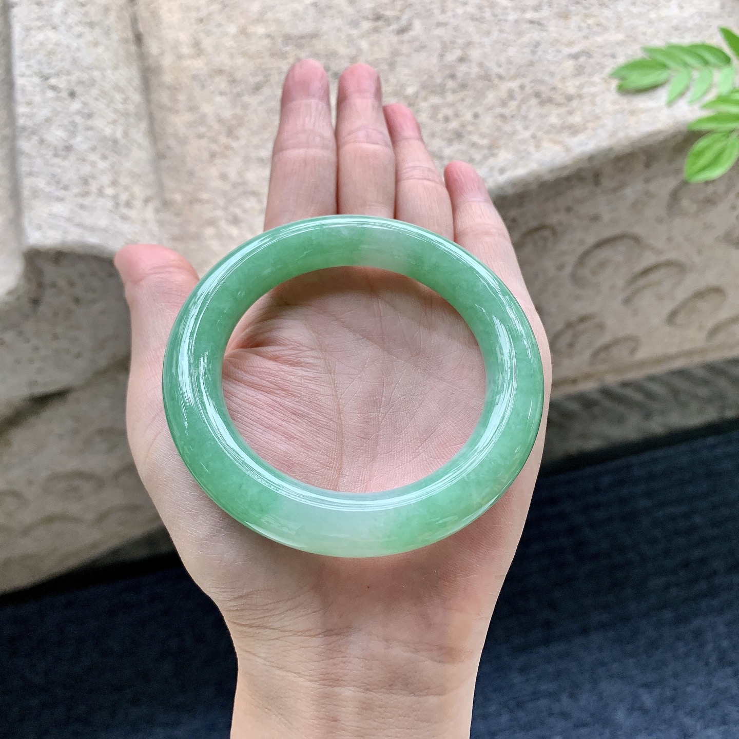 圆条52 53 圈口53.4/11.1/11.1 编码HJ090703 阳绿，水润，种老，细腻，打灯有棉线
