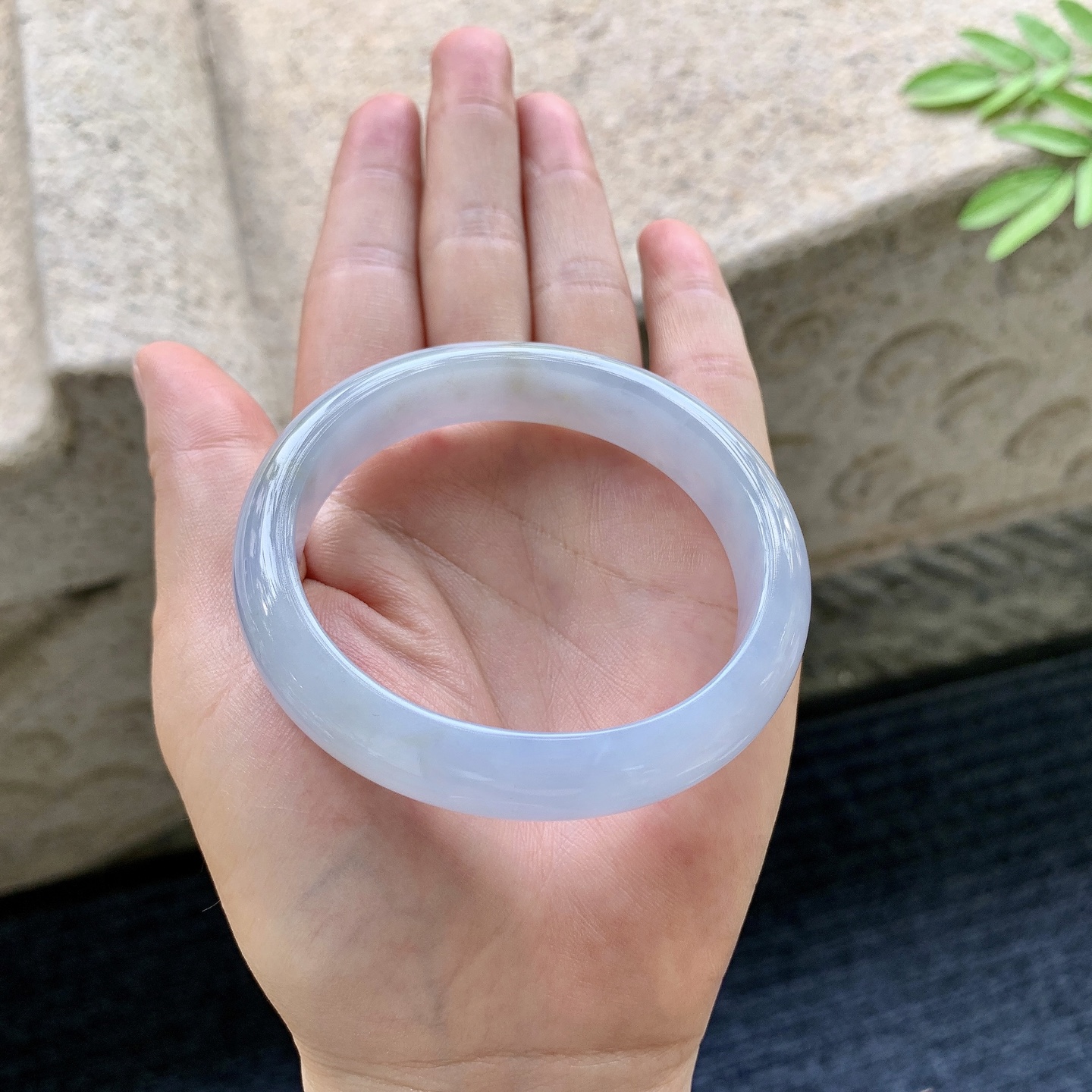 贵妃54 55 圈口55.5/50/12.5/7.5 编码Q5090915 飘黄翡，水润，种老，细腻，打灯有棉线