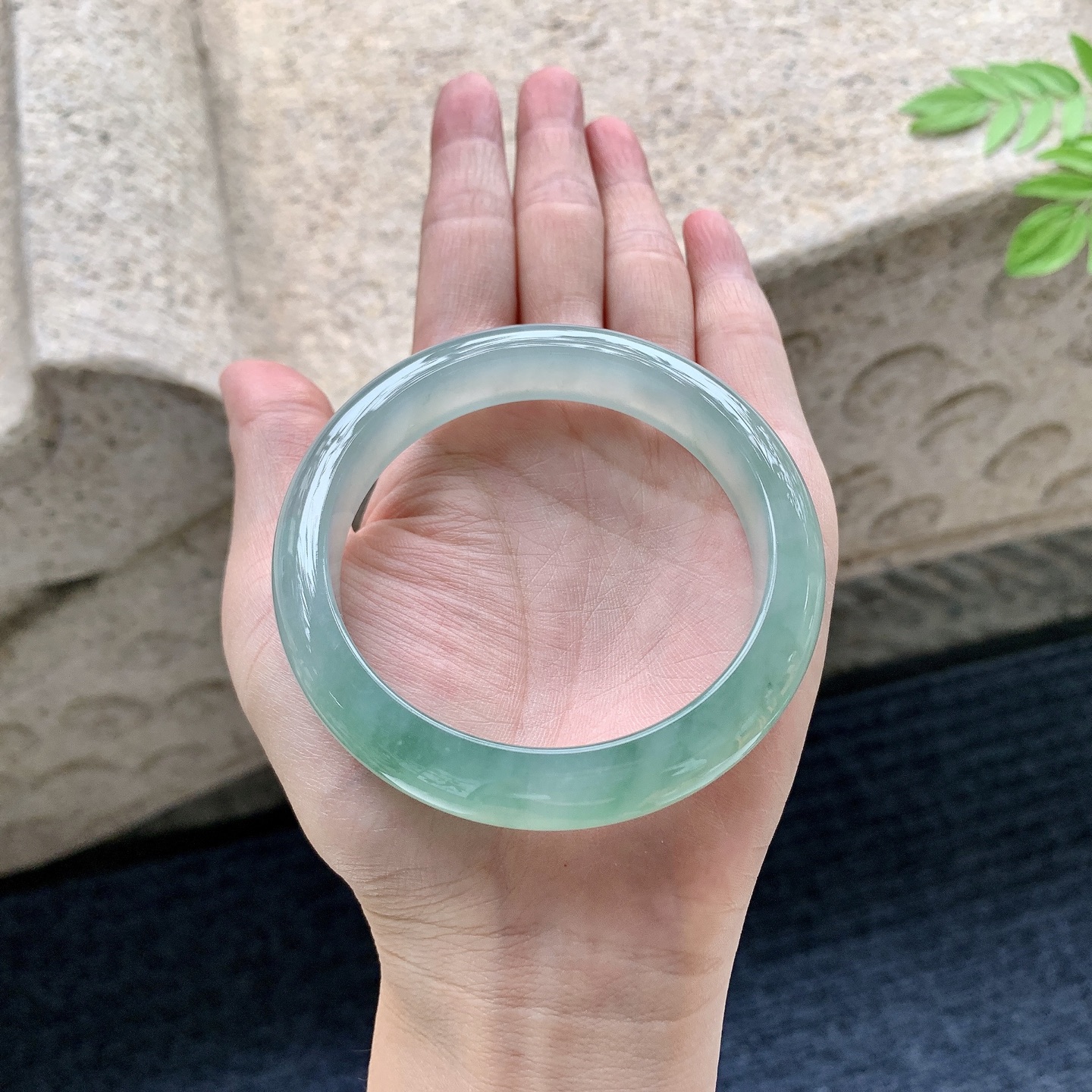 正圈58 59 圈口58.2/12.5/8.5 编码Q5090725 糯冰飘绿，水润，种老，细腻，打