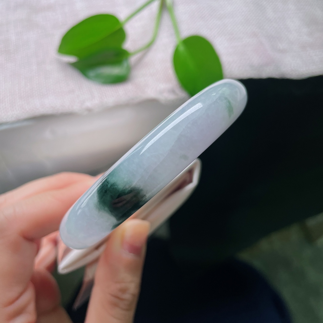 59/13.2/9.9，飘花正圈，长纹，春带彩飘花平安镯，淡紫氤氲镯身，墨绿飘花散落，玉质温润尽显诗意。ss59046a