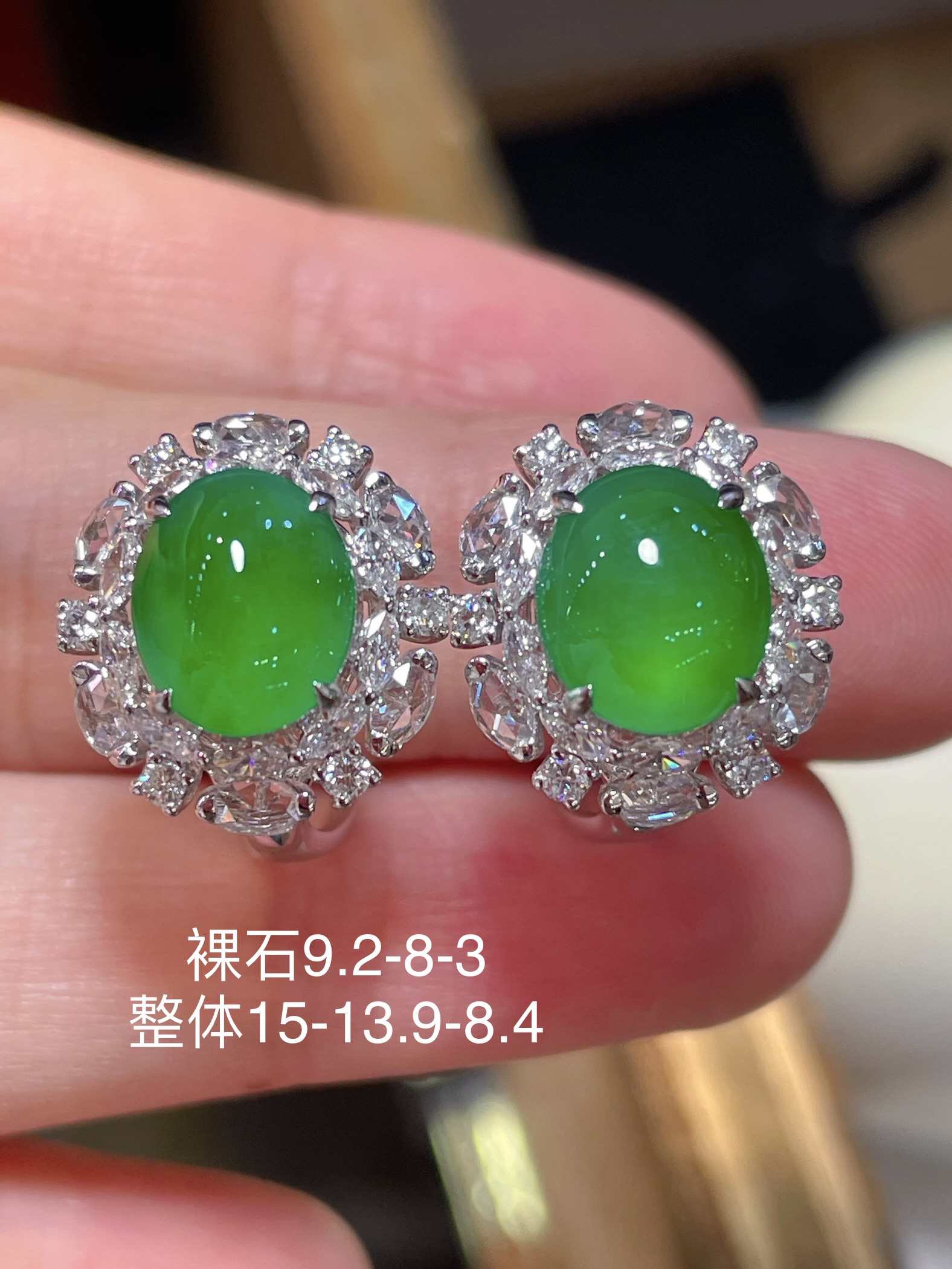 ️ 精品翡翠蛋面耳钉 冰种阳绿色，无裂起光，耳伴间的青翠绿滴 18k真金镶嵌，细腻水润，9.2-8
