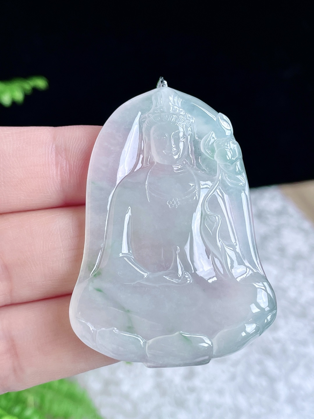 【裸石】冰晴水飘花大势至观音持莲观音牌吊坠 【说明】缅甸 无裂 性比高 一刀切 【尺寸】53.7-38.7-5 【重量】21克