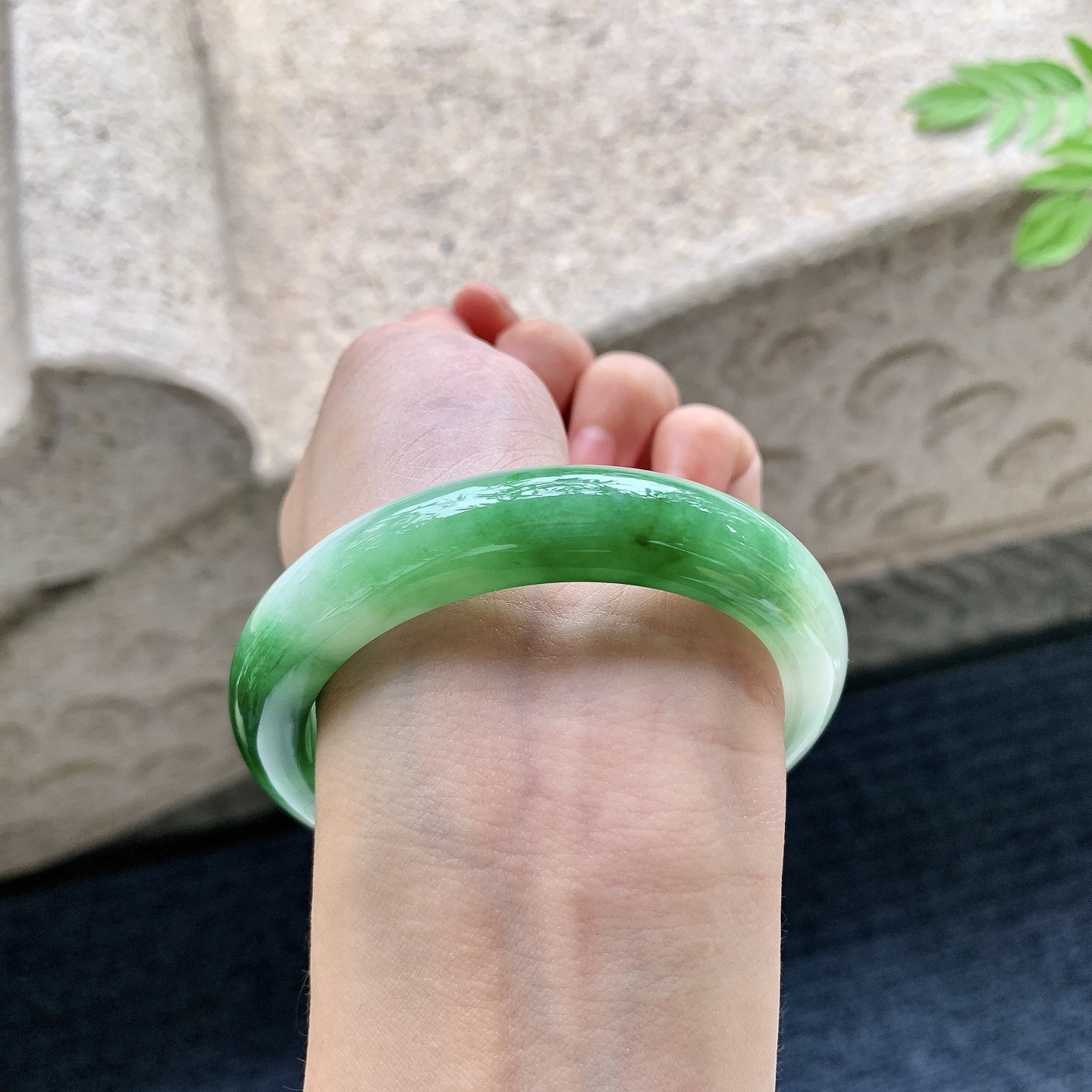 正圈54 55 圈口55/11.7/8.7 编码W6090724 糯冰飘绿，水润，种老，细腻，打灯有纹线
