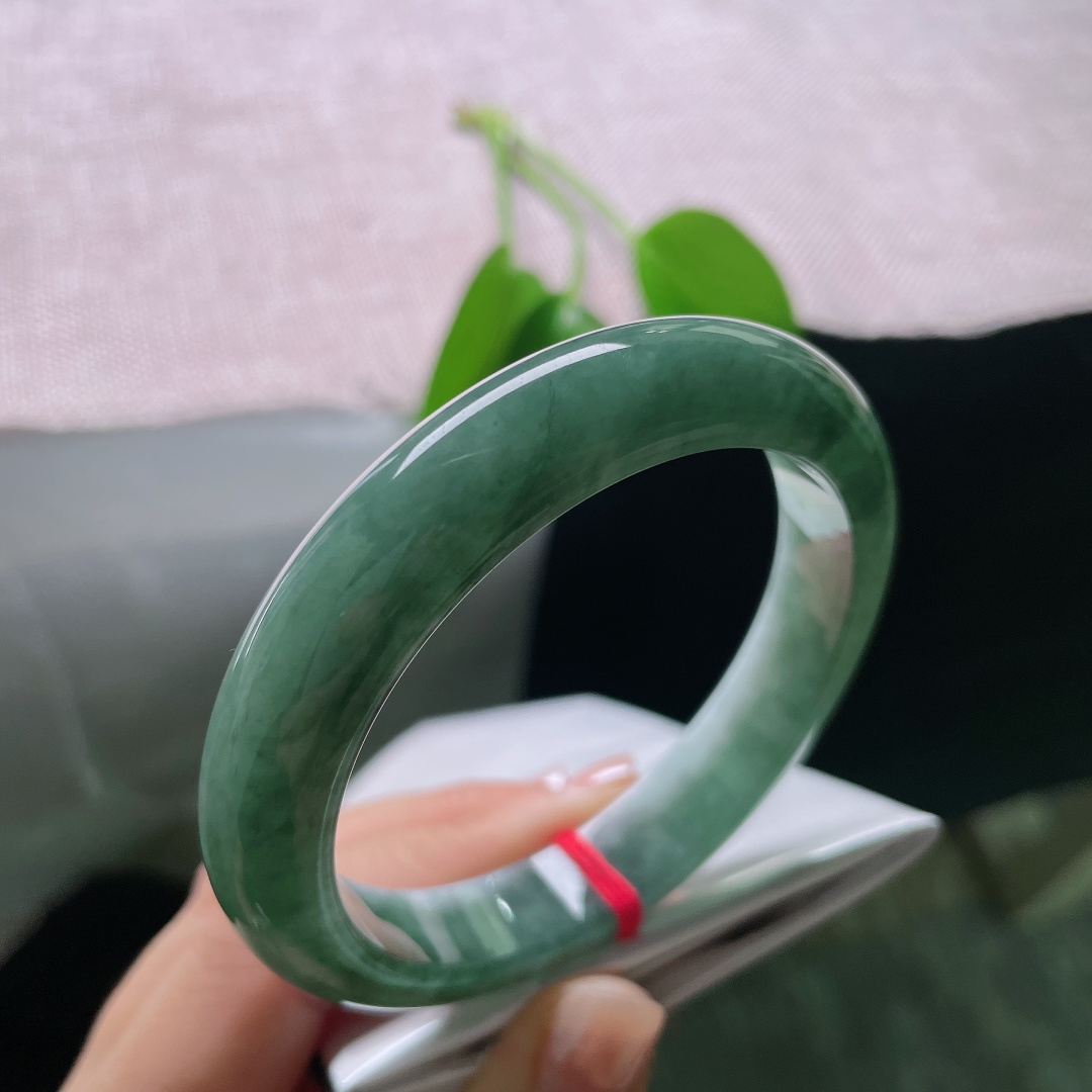 58/12.2/8.8，油青正圈，色线，镯身圆润宽厚，贴合腕间曲线，平安镯寓意岁岁平安顺遂无忧。ss59010a