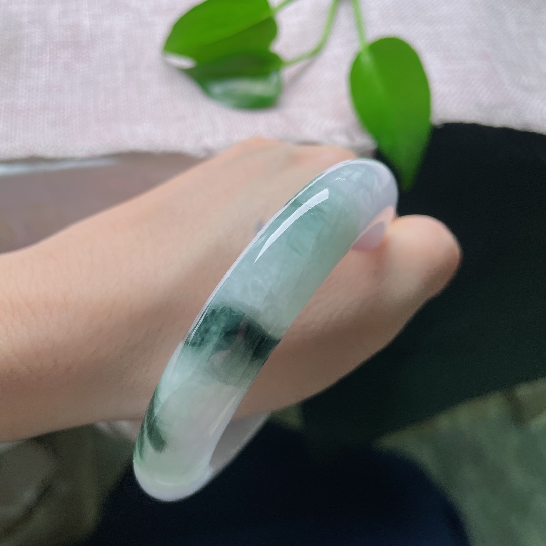 60/12.8/10.1，飘花正圈，一点皮纹，春带彩飘花翡翠镯，底温柔恬静，墨花写意，每一处皆是天然画意。ss59026a