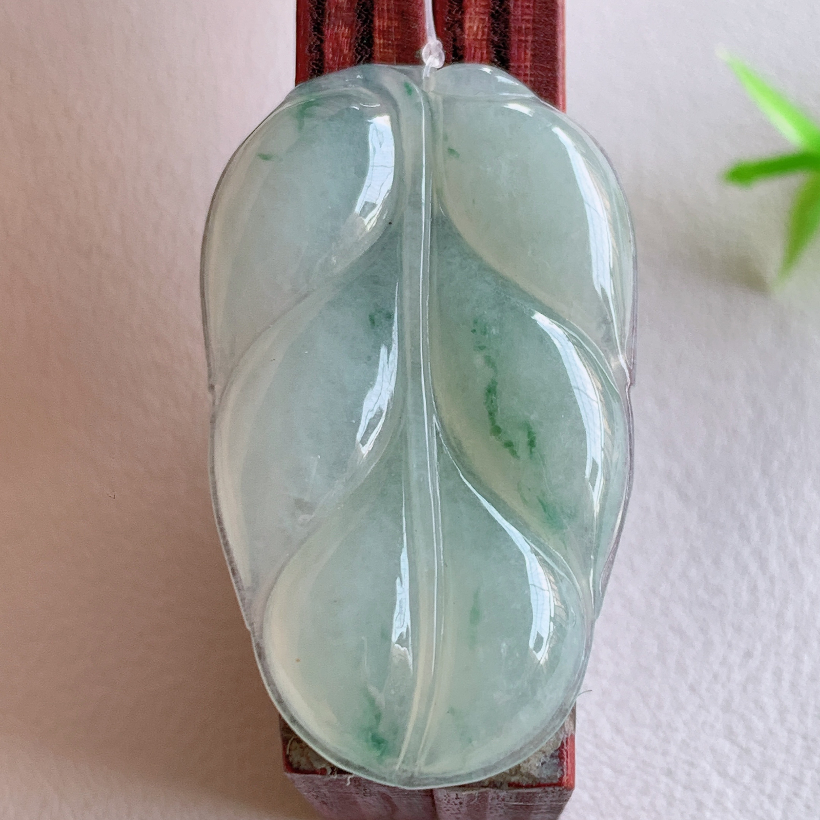 冰润飘花金枝玉叶翡翠吊坠  老种起胶感  飘花灵动  寓意“金枝玉叶，大业有成，一夜成名”  饱满大气，水润通透。W49.13 尺寸：36.2-21.8-4.2mm