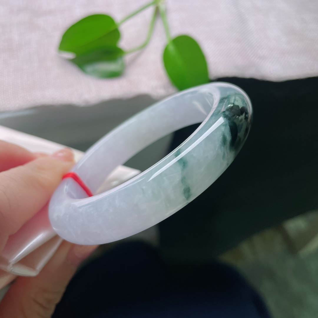 55/12.6/9.6，飘花正圈，一点皮纹，镯身漫染淡淡紫韵，深色飘花肆意挥洒，虚实相生，意境悠远耐回味。ss59033a