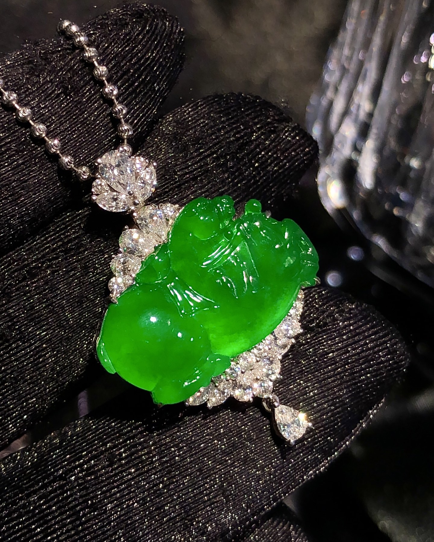 ️缅甸冰种绿色唐马吊坠 马年限定款种老通透又很时尚的设计，雕工精湛马背有元宝，寓意着马上有钱，一马