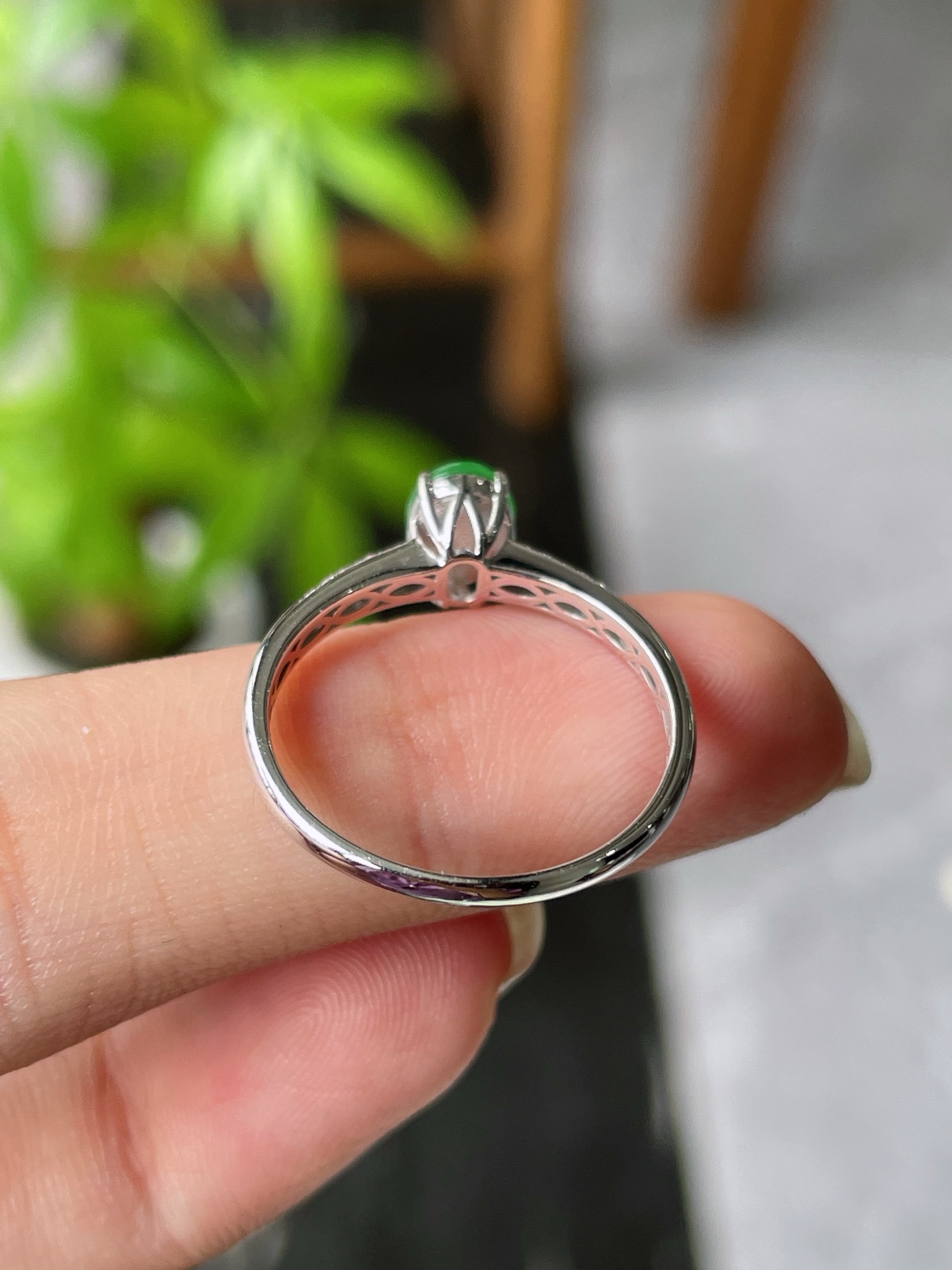 18k金钻豪镶冰阳绿蛋面戒指, 裸石6.4-5-2.6mm S16