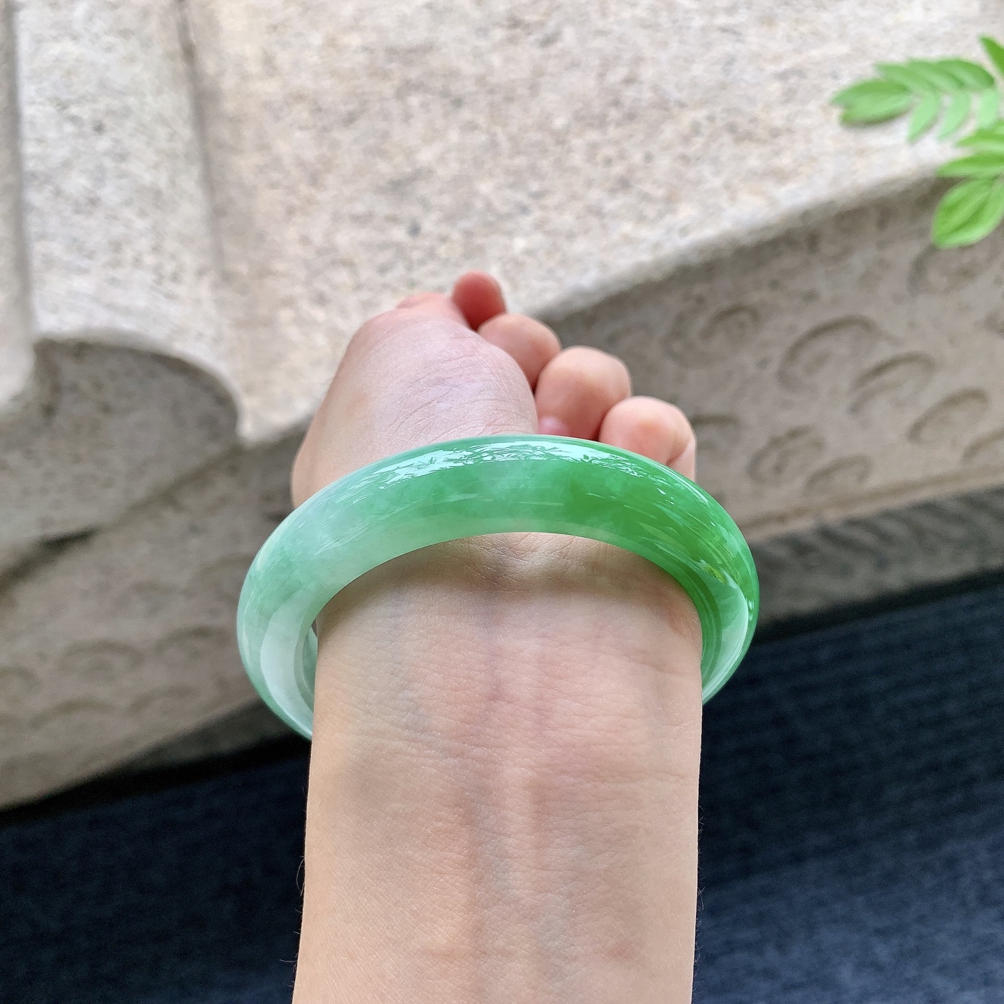 正圈55 56 圈口56/11.7/9.4 编码W6090719 糯冰飘绿，水润，种老，细腻，打灯有纹线