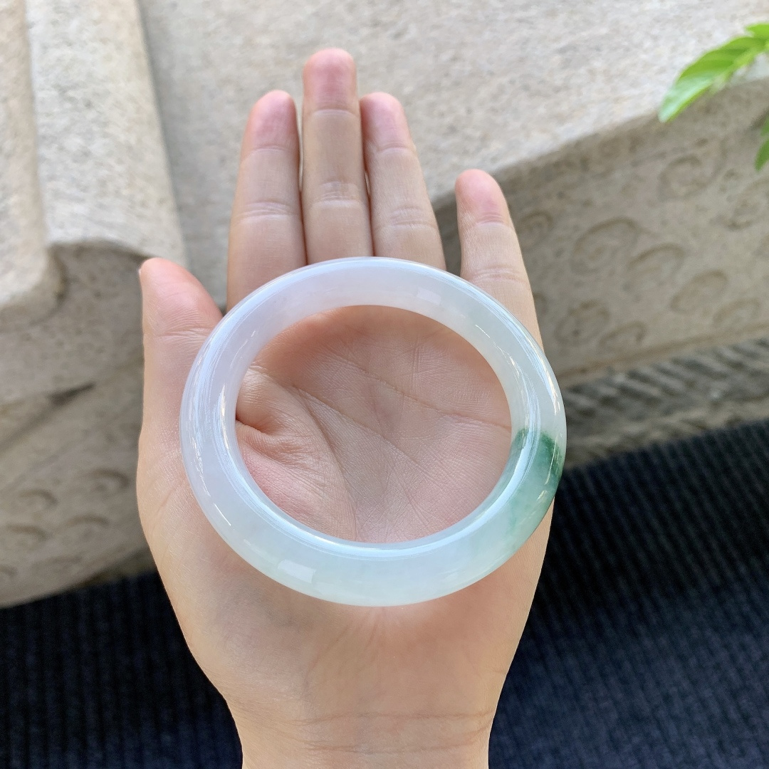 圆条53 54 圈口54.1/19.7/10.5 编码FL091341 糯冰飘绿，水润，种老，细腻，打灯有纹线