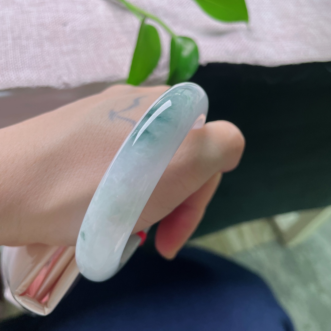 55/13.1/9.3，飘花正圈，一点皮纹，春韵凝于玉镯之上，紫调柔和，飘花洒脱，不用雕琢自成一幅画卷。ss59032a