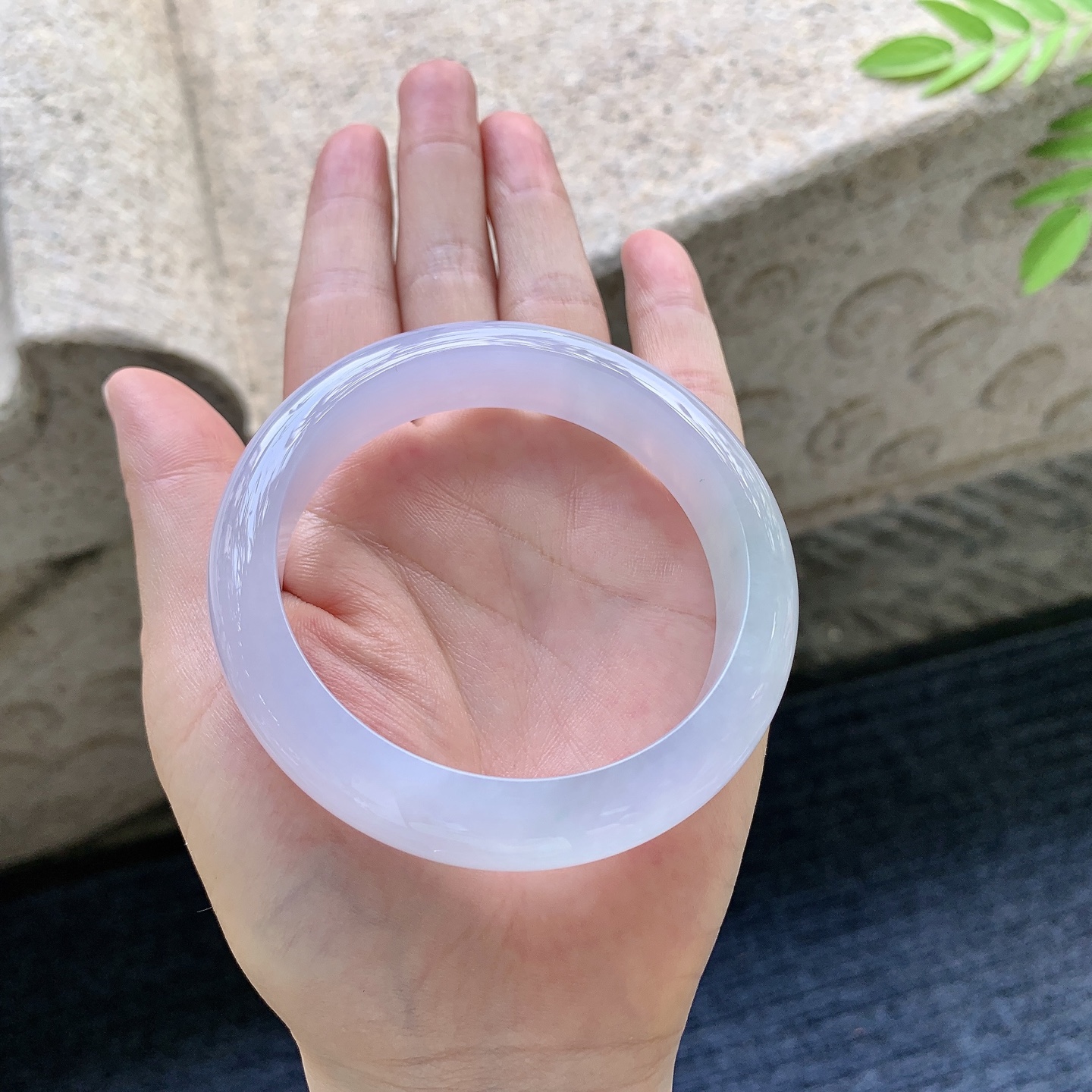 正圈56 57 圈口57.8/14.2/8.5 编码QX091542 冰糯春带彩，粉紫，水润，种老，细腻，打灯有絮线
