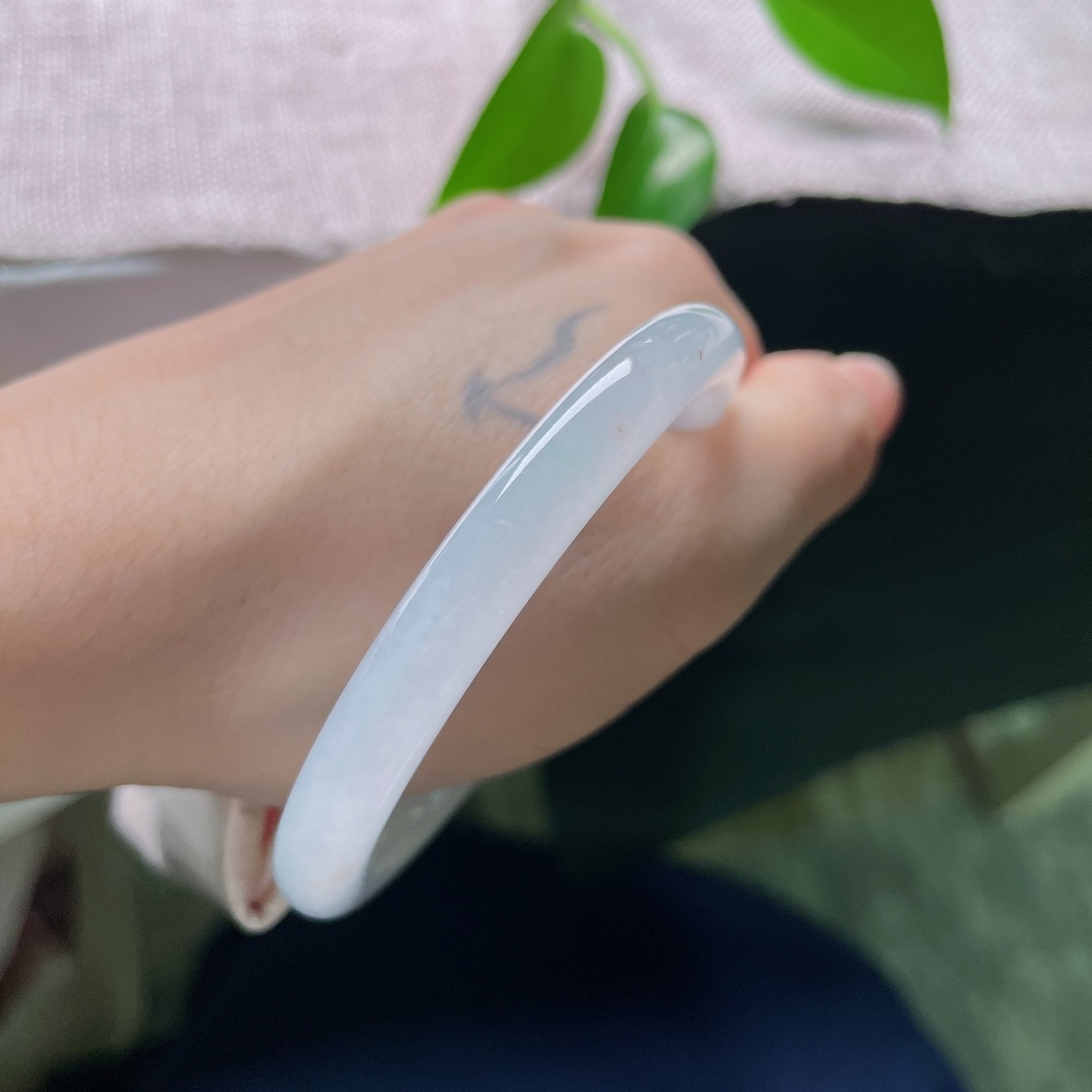 54/7.9，冰紫圆条，无裂，一点杂质不影响，冰紫底色清透，洒金点缀恰到好处，不会喧宾夺主，衬托紫底的温柔气韵。ss59076a