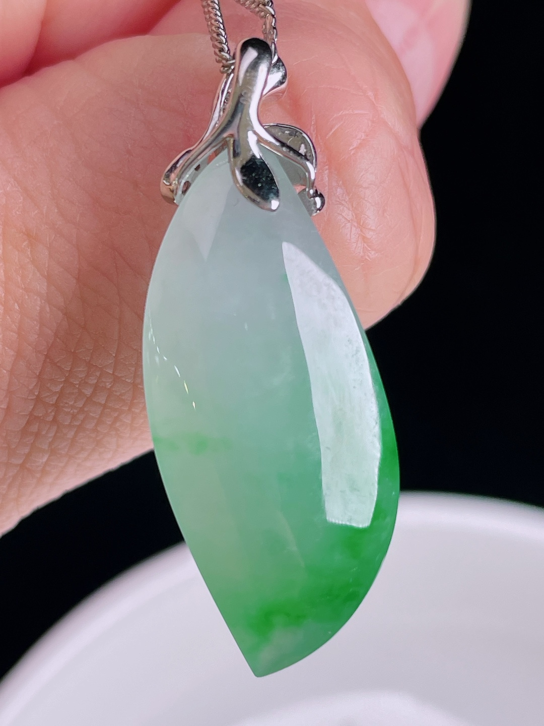 冰绿随形，18k镶嵌，老种起光，细底通透，尺寸：35.5裸石29.5/13/7.8mm0914