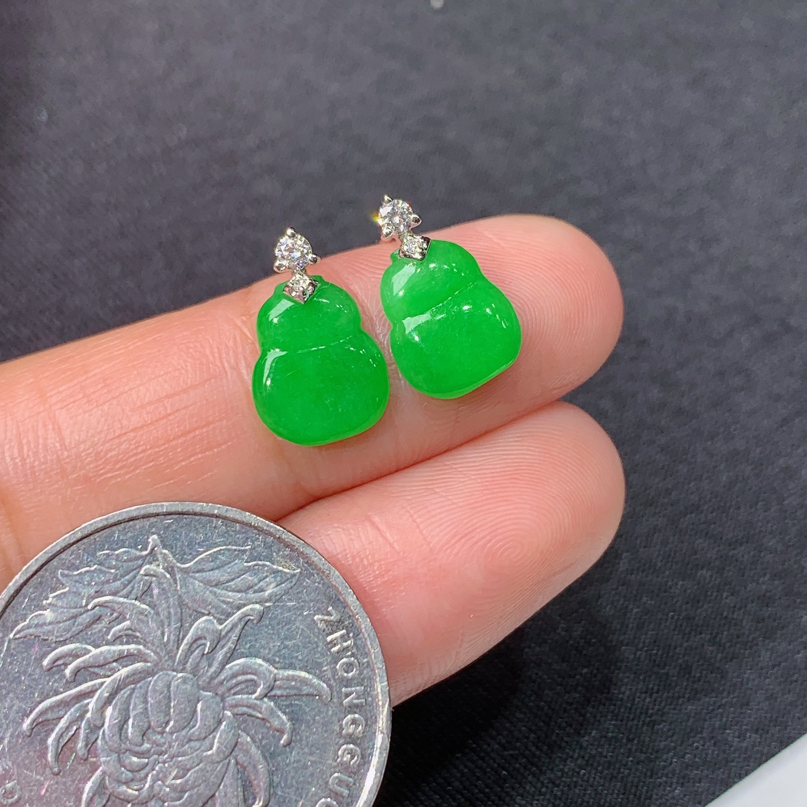 阳绿葫芦耳钉，18k金镶嵌，简约时尚，冰润细腻，种水足，Zha 尺寸8.7*7.5*2.2