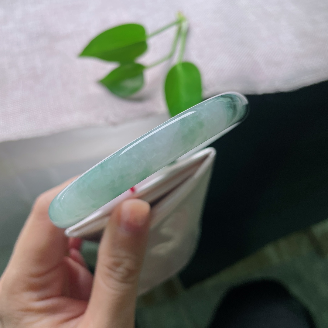 59.1/9.7，飘花圆条，皮纹，温润细腻，底子柔和，几抹水墨花随性洒脱，成熟女士佩戴，彰显温婉端庄，ss59019a