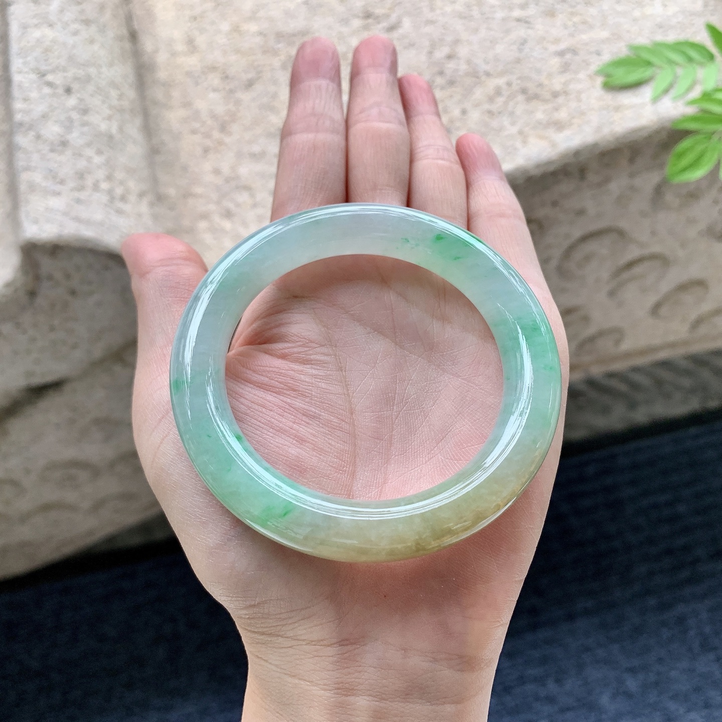 圆条54 55 圈口54/11/10.3 编码W6090721 糯冰黄加绿，水润，种老，细腻，打灯有絮线