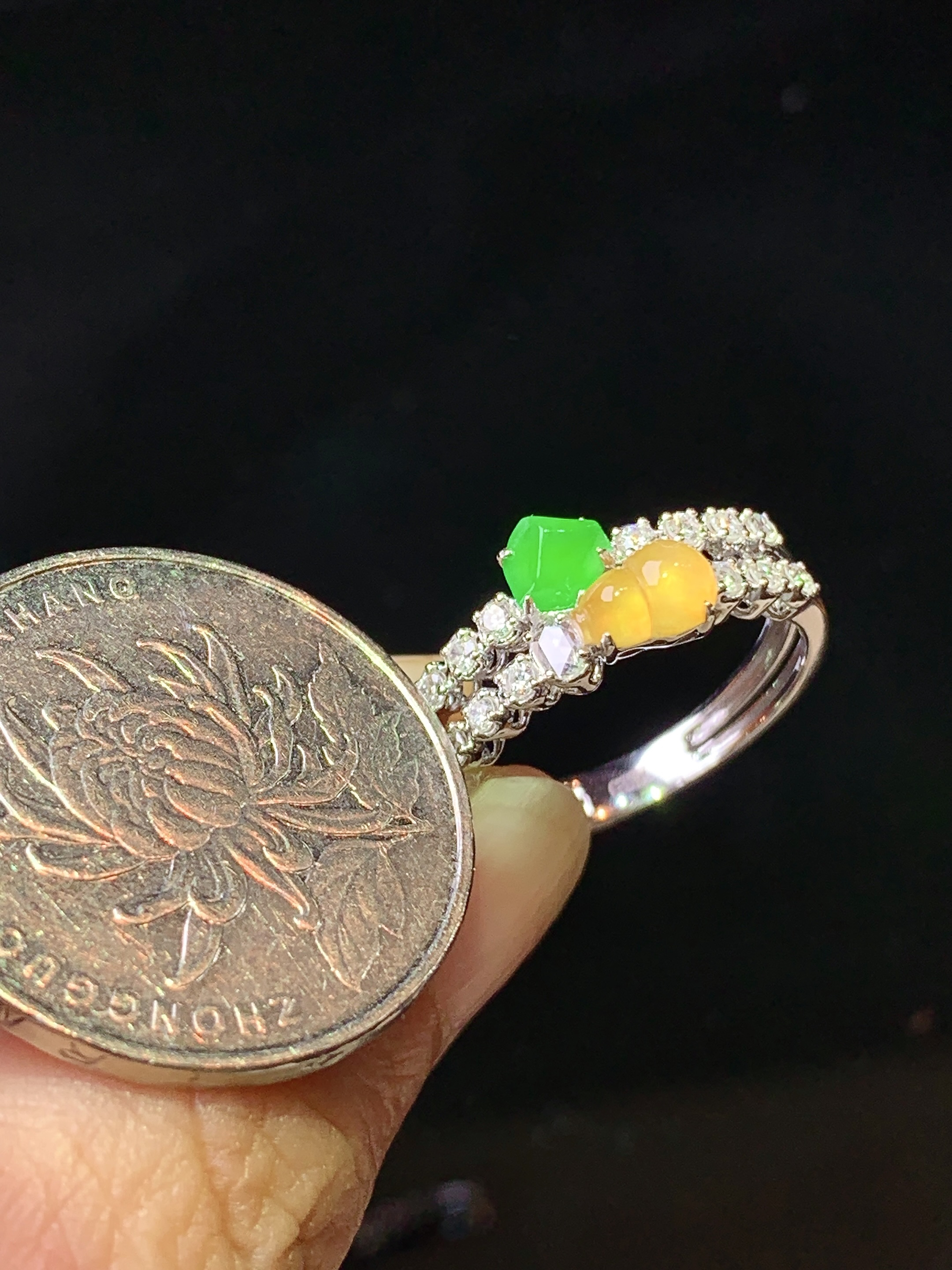 18k金钻镶嵌黄翡葫芦戒指 玉质细腻 色泽艳丽清新 水润亮眼 圈口14 裸石尺寸6.3*3.8*2.5 b6