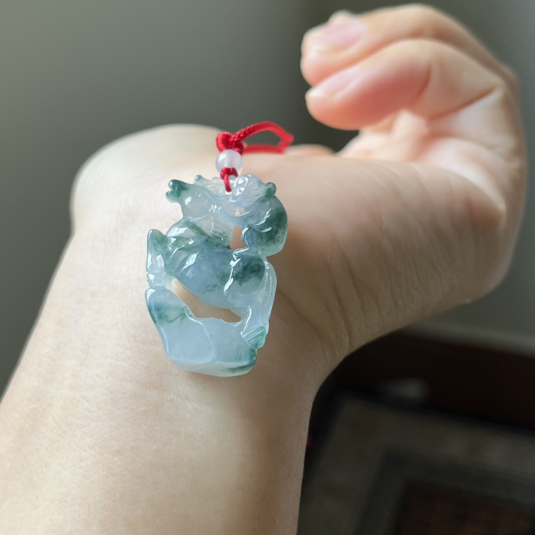 冰种飘花马上封侯吊坠，种水好，无裂，尺寸31.2×19.8×7.7