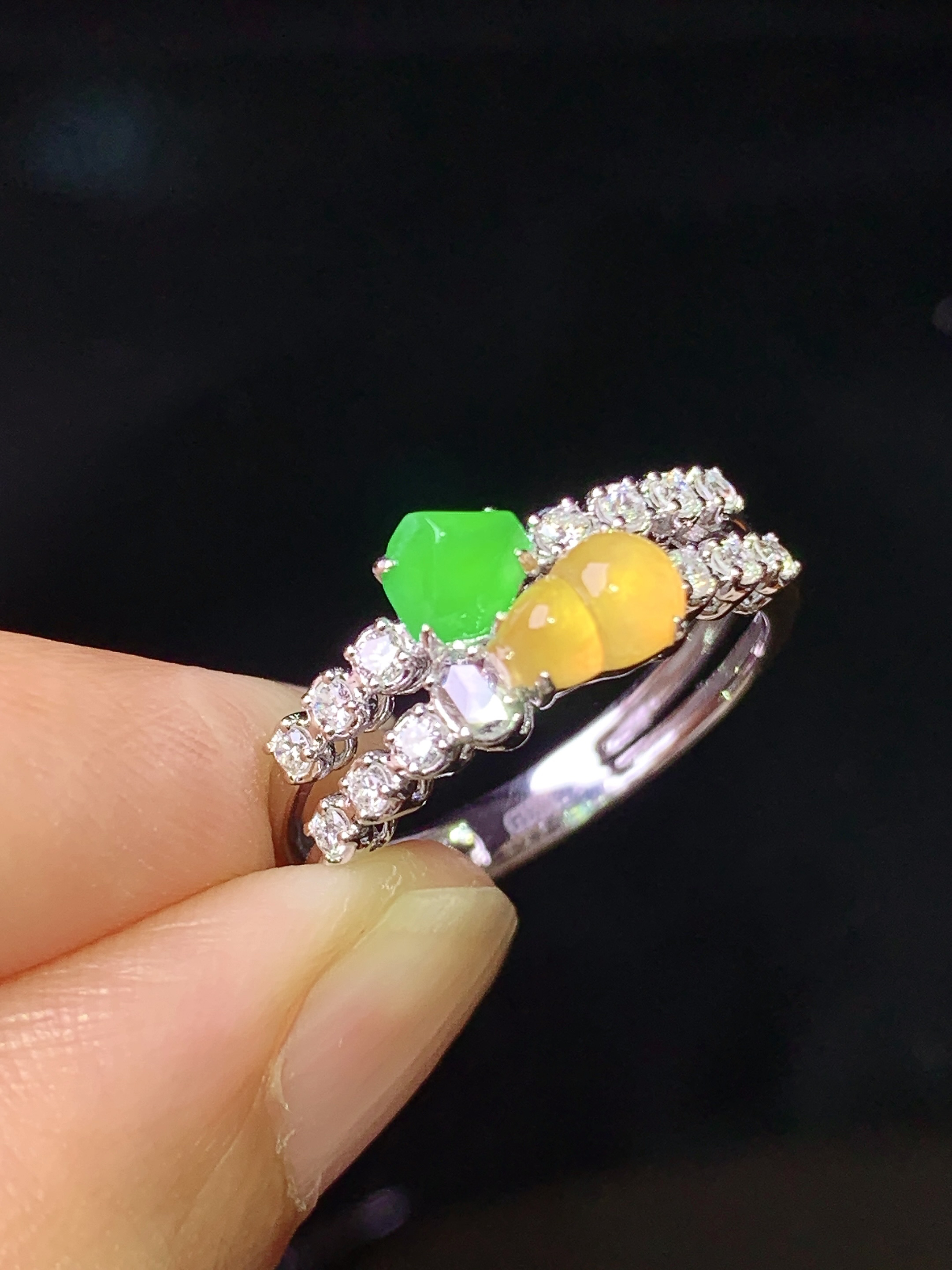 18k金钻镶嵌黄翡葫芦戒指 玉质细腻 色泽艳丽清新 水润亮眼 圈口14 裸石尺寸6.3*3.8*2.5 b6