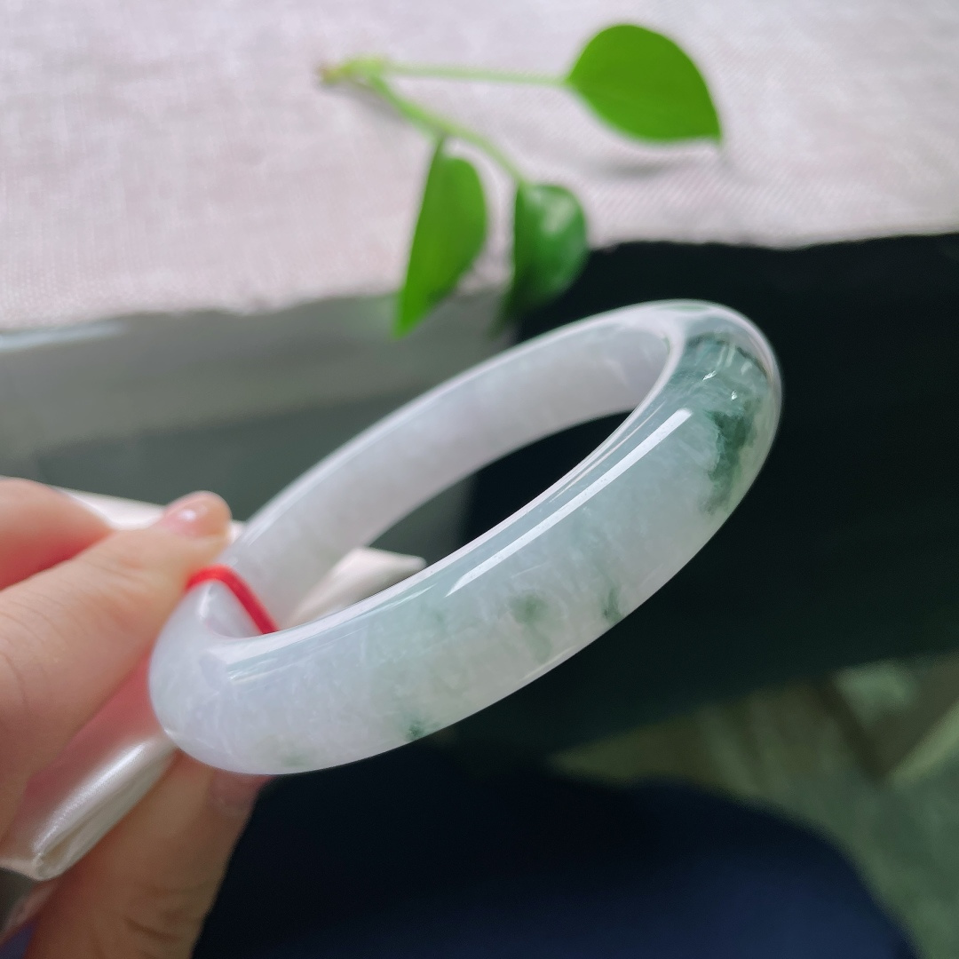 59/12.4/10，飘花正圈，一点皮纹，紫底清透柔润，墨色飘花随性晕染，一镯揽春韵，上手温婉又有灵气。ss59040a