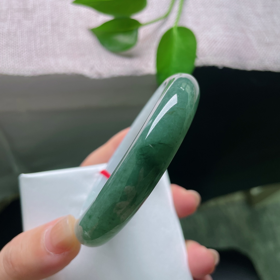 58.6/12.6/8.6，油青正圈，皮纹，种水清润透亮，自带柔和胶感，经典正圈镯型，上手端庄雅致。ss59007a