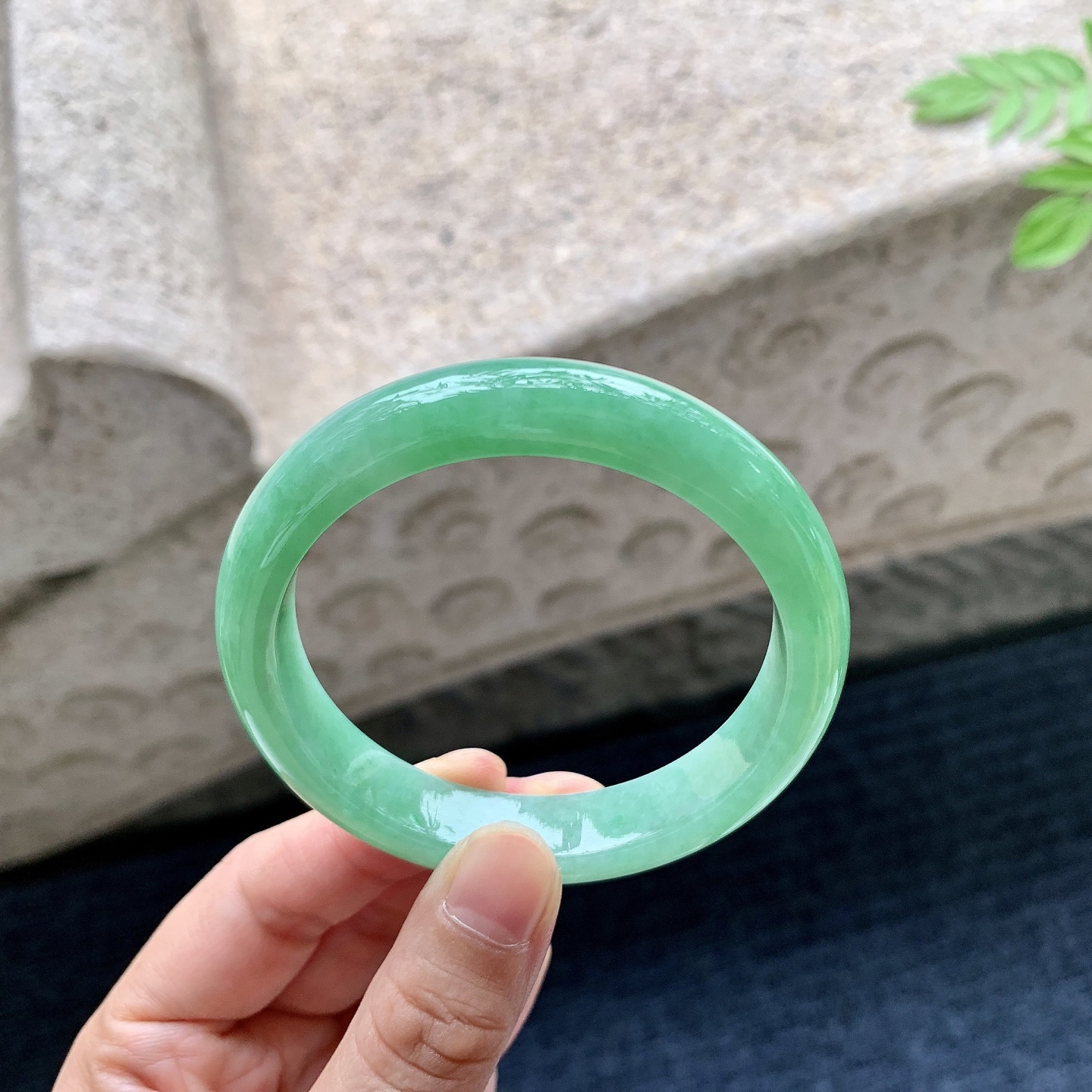 正圈53 54 圈口54.6/11.2/7.5 编码BA090705 阳绿，水润，种老，细腻，打灯有絮线