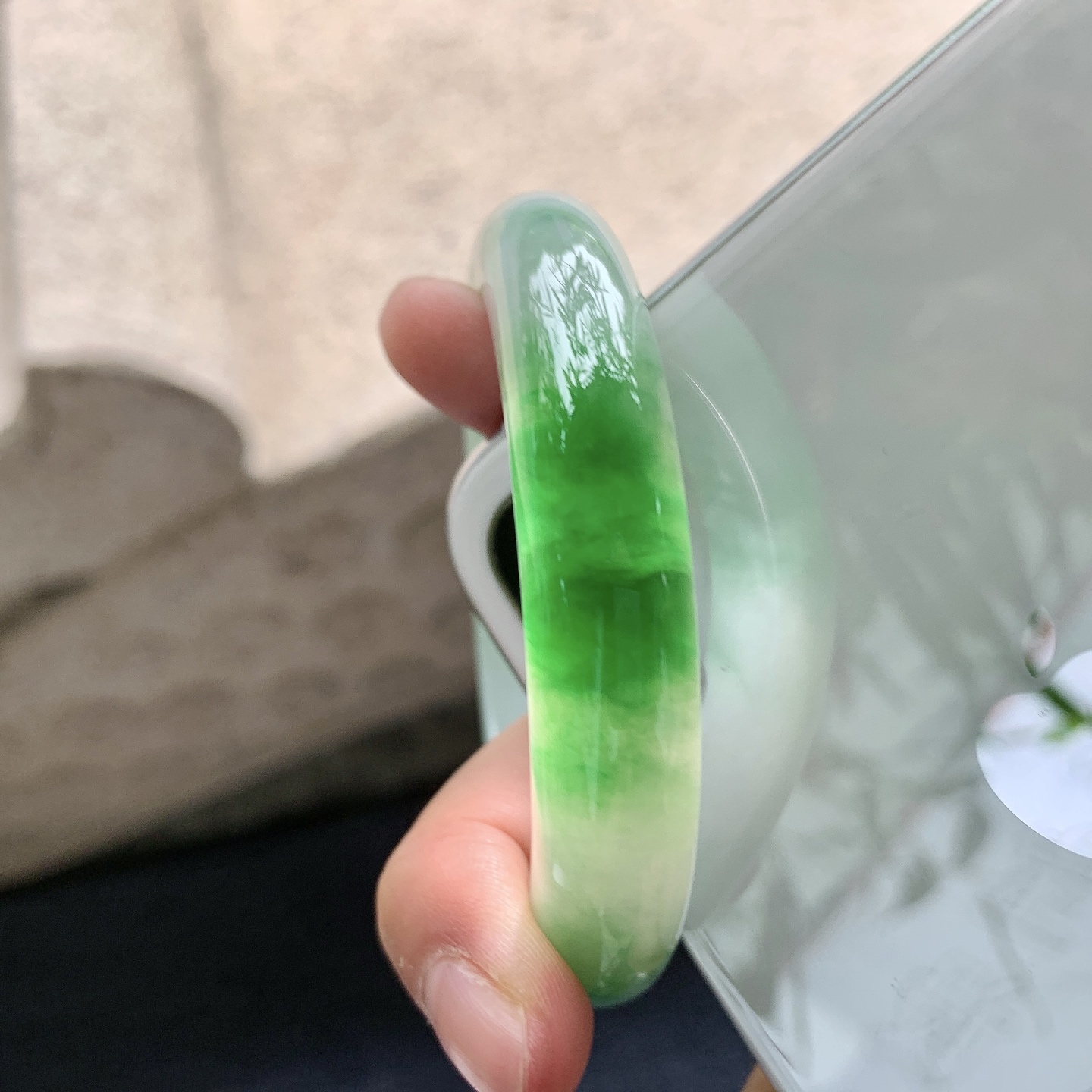 正圈54 55 圈口55/11.7/8.7 编码W6090724 糯冰飘绿，水润，种老，细腻，打灯有纹线
