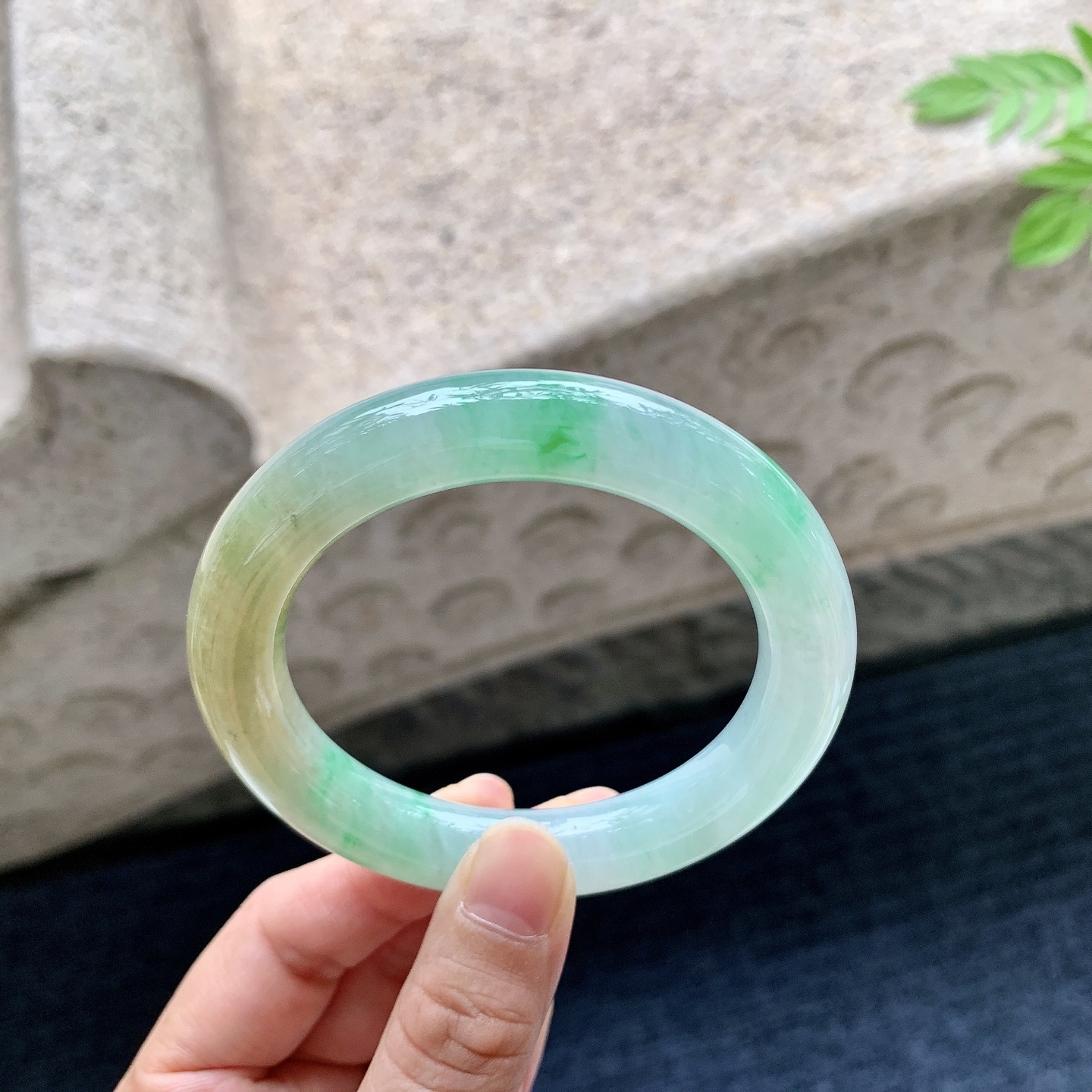 圆条54 55 圈口54/11/10.3 编码W6090721 糯冰黄加绿，水润，种老，细腻，打灯有絮线