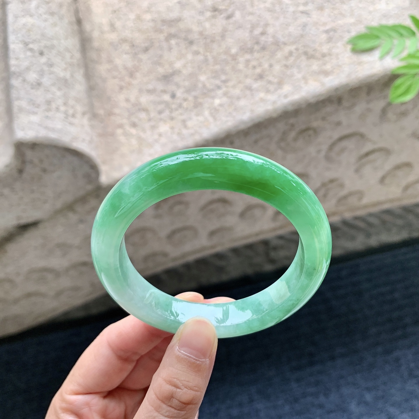 正圈55 56 圈口56/11.7/9.4 编码W6090719 糯冰飘绿，水润，种老，细腻，打灯有纹线