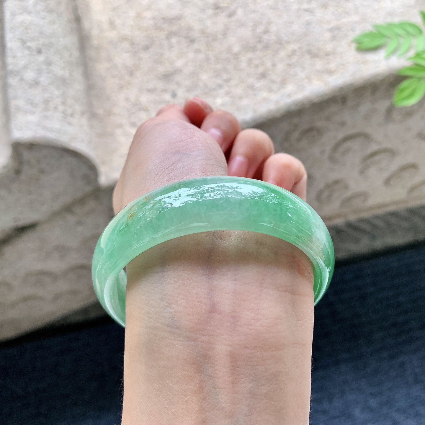 正圈57 58 圈口58.2/17/6.3 编码HJ090701 冰糯飘绿，宽版，水润，种老，细腻，打灯有棉线