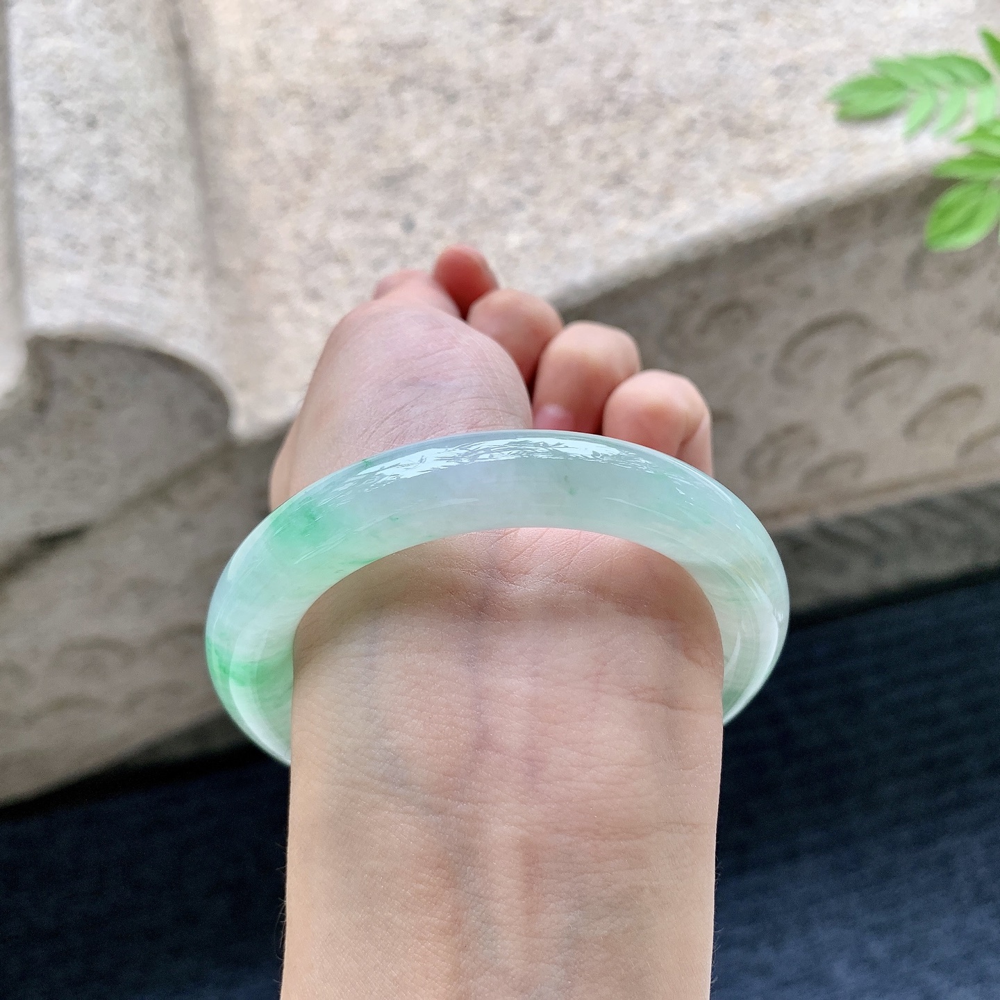 圆条54 55 圈口54/11/10.3 编码W6090721 糯冰黄加绿，水润，种老，细腻，打灯有絮线
