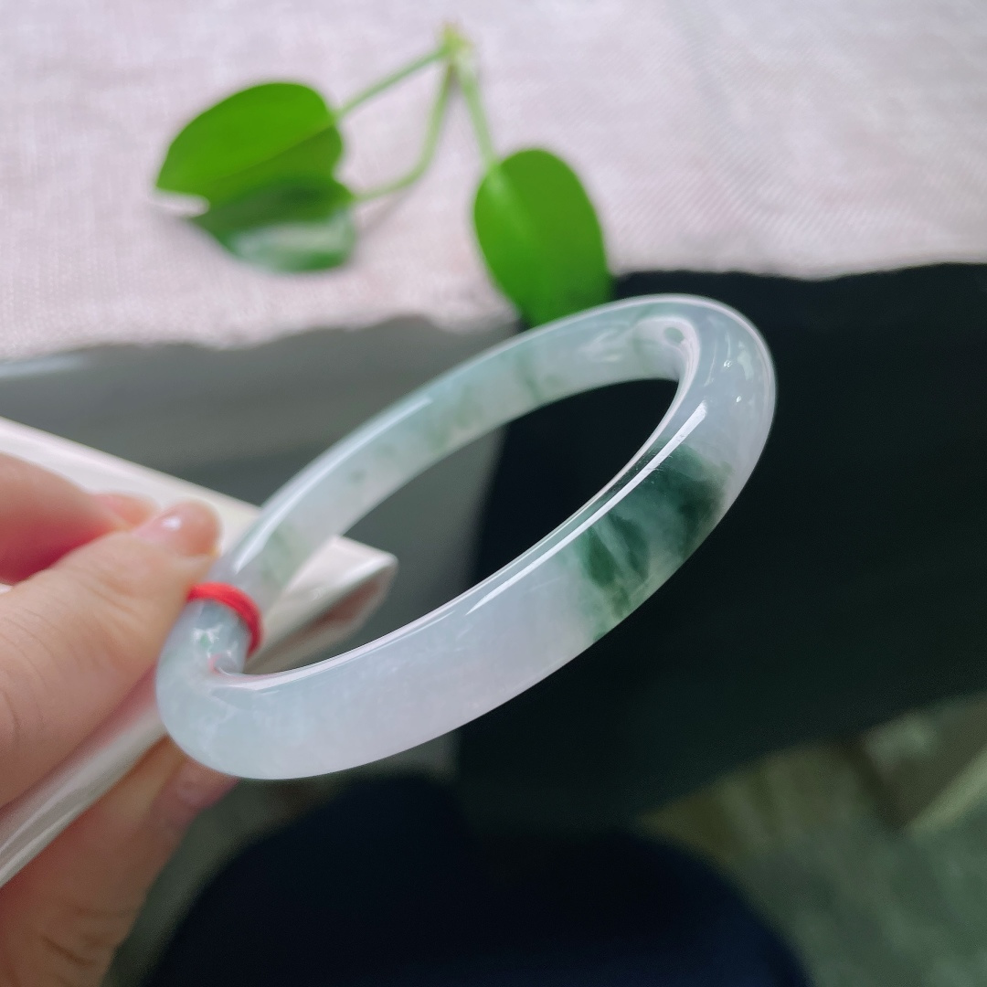 55.6/8.7，飘花圆条，一点皮纹，如烟浅紫漫遍镯身，泼墨飘花洒脱随性，莹润玉质，演绎东方诗意美学。ss59034a