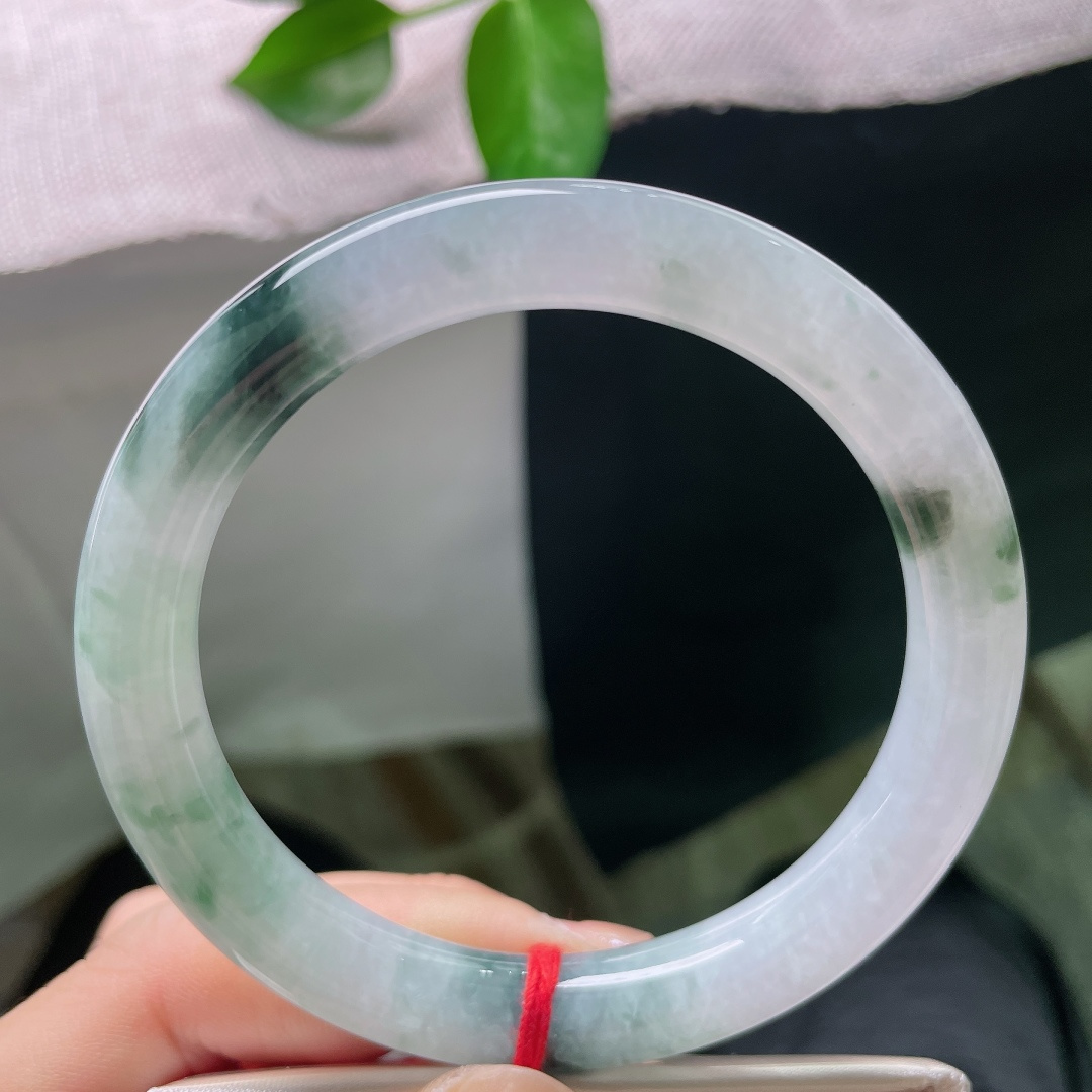 59.1/9.7，飘花圆条，皮纹，温润细腻，底子柔和，几抹水墨花随性洒脱，成熟女士佩戴，彰显温婉端庄