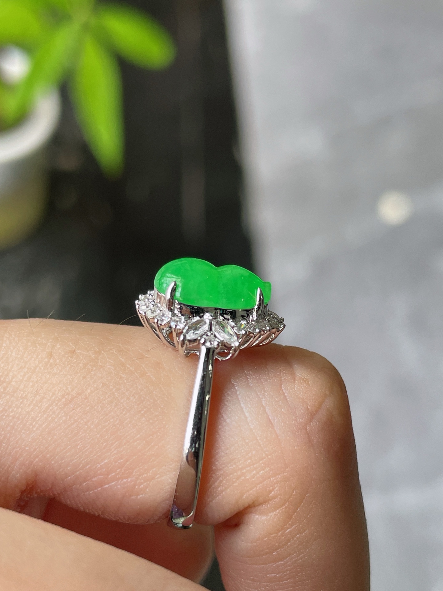 18k金钻豪镶冰阳绿葫芦戒指, 裸石10.5-7.5-3mm S16
