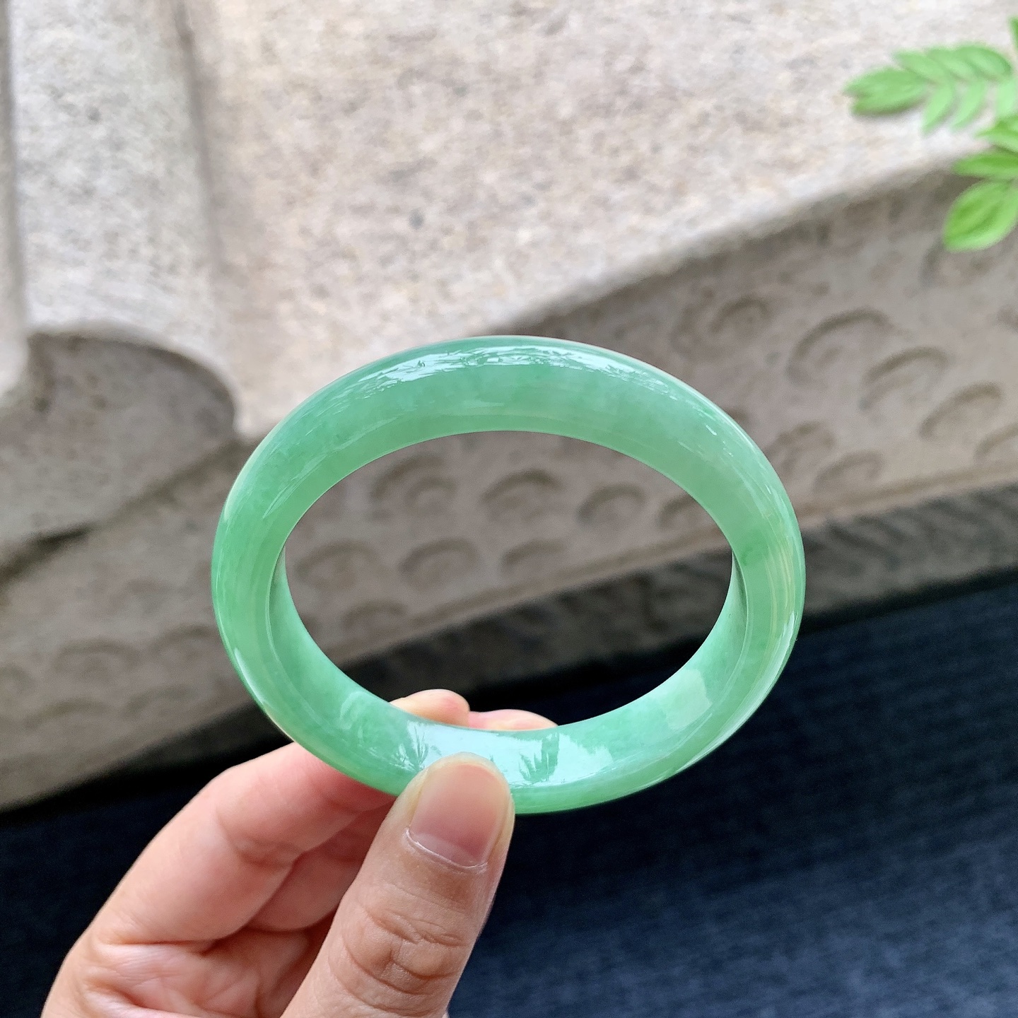 正圈53 54 圈口54.6/11.2/7.5 编码BA090705 阳绿，水润，种老，细腻，打灯有絮线