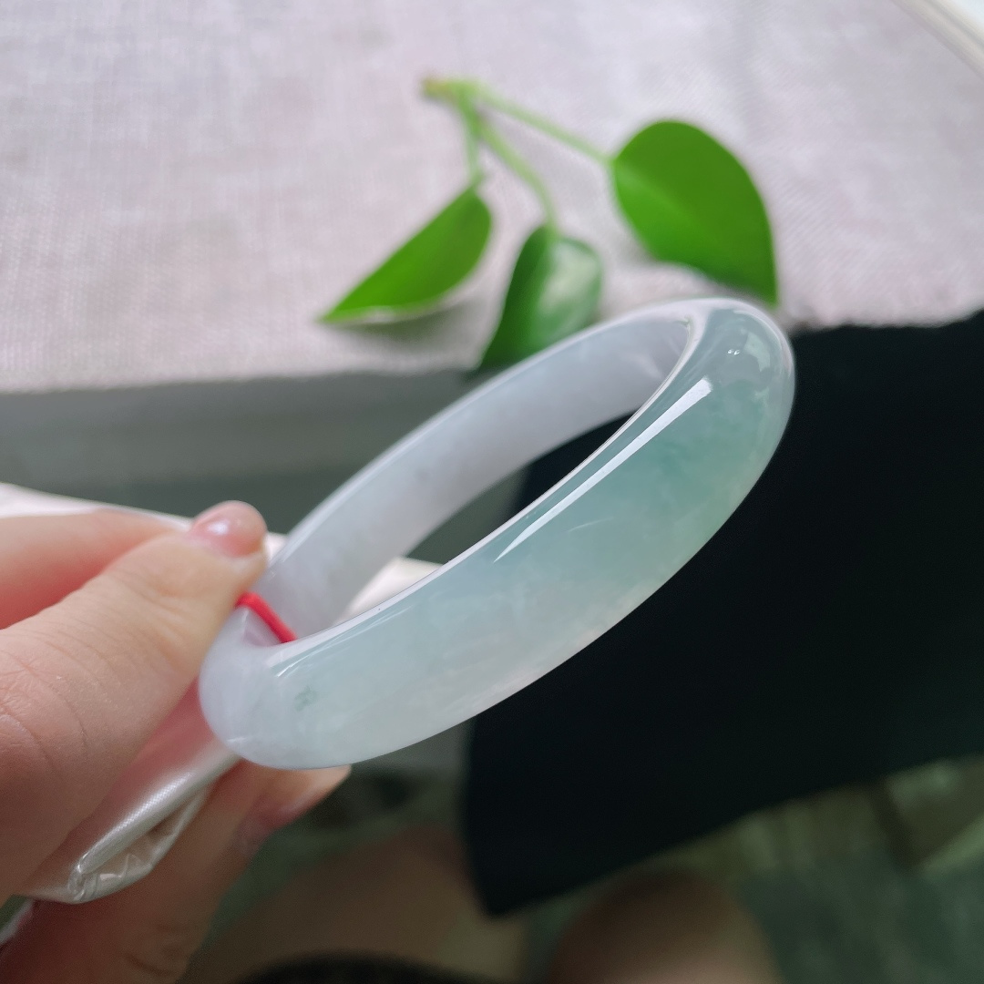 56.912.1/8.4，蓝底正圈，无裂，如同薄雾湖面浮起翠影，绿意含蓄灵动，自带清雅诗意意境。ss58806a