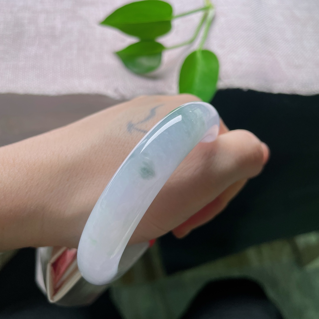55/12.5/9.1，飘花正圈，皮纹，既有紫罗兰的贵气雅致，又有飘花的灵动洒脱，一镯兼得两种不一样的玉石韵味。ss59022a